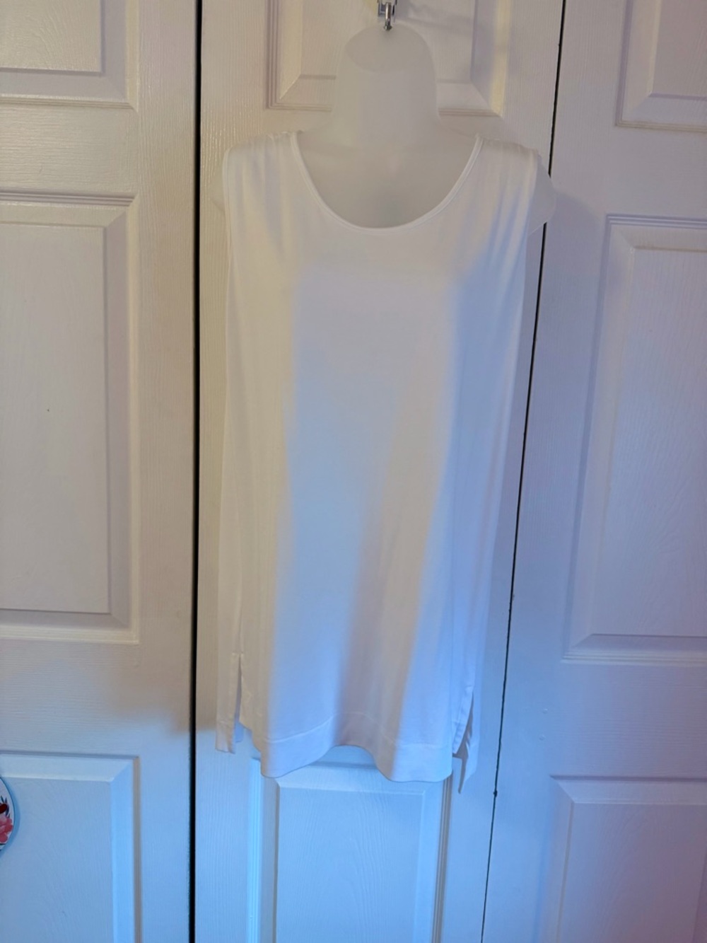 HUE White Scoop Neck Sleeveless Tank/tunic